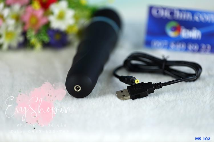 Chày rung này sử dụng nguồn điện pin sạc rất tiện lợi. Sạc nhanh chóng, dùng bên lâu
