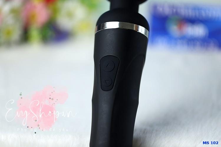 ấn giữ nút 3-5s mũi tên lên để bật/tắt. nhấn 2 nút này để thay đổi tần số, chế độ rung.