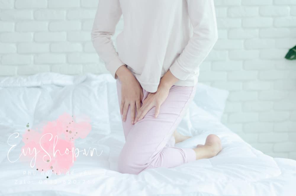 Giải đáp: Quan hệ bằng tay bị chảy máu có sao không?