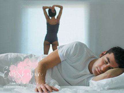 Chồng tụt hứng vì vợ… thích trần trụi