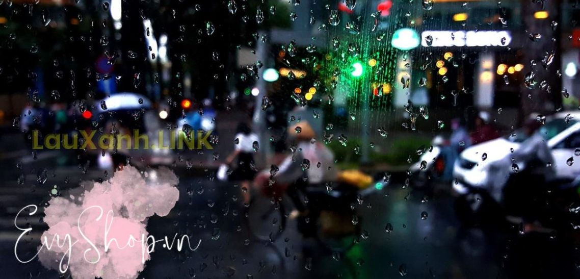 Cô gái thích ngắm mưa Sài Gòn 