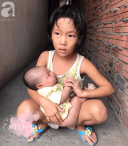 Bố bỏ đi theo vợ nhỏ, bé gái 7 tuổi nghỉ học ở nhà lấy sữa lon pha loãng cho em 2 tháng uống vì không có tiền - Ảnh 1.